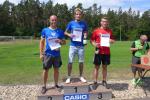 Ein guter Tropfen f&uuml;r die drei Besten Zieleinl&auml;ufer der Zw&ouml;lf-Kilometer-Distanz. Bei Stefan Otto von der Gaensefurther Sportbewegung (Mitte), k&ouml;nnte es momentan nicht besser laufen!