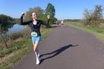Auch Lina Epperlein befand sich hier bereits auf dem R&uuml;ckweg. Der Halbmarathon war f&uuml;r die L&auml;uferin kein Problem, wie man ihr eindeutig ansieht.