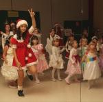 Die M&auml;dchen &uuml;ben f&uuml;r das Weihnachtsprogramm und haben dazu ihre aufw&auml;ndigen Kost&uuml;me angezogen. Foto: Thomas H&ouml;fs