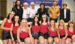 Die M&auml;dchen nach der Show mit den Original-Musikern.