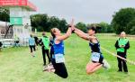 Luftspr&uuml;nge vollf&uuml;hrten nach dem Lauf Sandra Homann (re.)  und Janine Wuwer, die sich auch damit &uuml;ber ihre sehr guten Platzierungen freuten.
 

