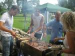 Janko Schlenker, Steffen Sch&ouml;ler und Thomas Vetter hatten ein Herz f&uuml;r die hungrigen Gelegenheits-Wassersportler und verw&ouml;hnten sie mit gegrillten K&ouml;stlichkeiten.