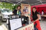 F&uuml;r das leibliche Wohl war bei der 5. Auflage des Sta&szlig;furter Salzland-Laufes gesorgt. Den passenden Muntermacher gab es bei den „Kaffeem&auml;nnern“ (Foto) aus Aschersleben das Marktbistro Peterka aus Hecklingen war f&uuml;r das Catering zust&auml;ndig. „Die Verpflegung
hat sehr gut geklappt“, freute sich Sabine B&ouml;rner vom Organisationsteam. Zudem gab es Kuchen und nach dem Zieleinlauf einen leckeren Obstmix f&uuml;r alle Finisher.
