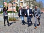 Ralf Klar von der Wobau Staßfurt (v.l.), Oberbürgermeister Sven Wagner und Eugen Keller von den Stadtwerken proben den Start mit der Organisatorin Sabine Börner. Foto: Franziska Richter, Volksstimme Ralf Klar von der Wobau Staßfurt (v.l.), Oberbürgermeister Sven Wagner und Eugen Keller von den Stadtwerken proben den Start mit der Organisatorin Sabine Börner. Foto: Franziska Richter, Volksstimme
