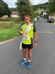 Erstversorgung im Ziel mit Lorbeerkranz, Sch&auml;rpe, Medaille und vor allem: ein Bier!  