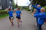 Geschafft! Sabine B&ouml;rner und Sylvia K&ouml;hn werden von den wartenden Bode Runners in Schmiedefeld bereits erwartet.