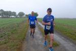 Pudelnass und kurz vor dem Ziel. W&auml;hrend J&uuml;rgen G&uuml;nther (vorn) die zw&ouml;lf Kilometer in das Ziel bringt, hat Dirk Meier bereits 18 Kilometer in den Beinen.