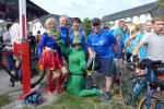 Superwoman und das lustige Seeungeheuer vom Semliner 3-Seenlauf posierten gerne mit den Bode-Runners f&uuml;r die Kamera, bevor es auf 25 anstrengende Kilometer um die drei Seen ging.