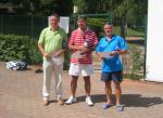 Der Gewinner des &Uuml;50-Finales,  Anatoli Anatzki (Mitte), mit Reiner Christoph.(2. Platz- r.) und Dietmar Handro (l.)