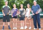 Bernd Gothe (r.) trainiert in den Sommerferien v.l. J&ouml;rg Glockemann, Johanna Reitmeier, Munise Lehmann, Annika Skubowius. Es fehlen Carolin Urban und Cora Jahns. Foto: Volksstimme