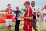 Lea Köder und Stefanie Nowak ( r.) erhalten Glückwünsche als schnellste Frauen über die Volks- und Sprintdistanz vom Vertreter der Salzlandsparkasse Herrn Ibsch sowie von Steffen Schöler von der Gaensefurther Sportbewegung Lea Köder und Stefanie Nowak ( r.) erhalten Glückwünsche als schnellste Frauen über die Volks- und Sprintdistanz vom Vertreter der Salzlandsparkasse Herrn Ibsch sowie von Steffen Schöler von der Gaensefurther Sportbewegung