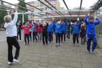 Der Silvesterkarpfenlauf in Sta&szlig;furt beginnt immer mit einer Gymnastik zur Erw&auml;rmung von Sigrid Herrmanns.