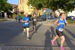 Jan Zaschke (Startnummer 236) blieb Janine Wuwer (Startnummer 232) &uuml;ber 4,6 Kilometer dicht auf den Fersen. Mit 17 Sekunden Vorsprung rettete sich Wuwer &uuml;ber die Ziellinie. Die Rennerei lohnte sich am Ende f&uuml;r beide, denn Wuwer lief auf Platz eins, f&uuml;r Zaschke sprang noch der dritte Platz in seiner Altersklasse raus.