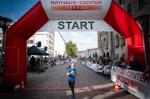 Zieleinlauf mit reichlich Abstand der Verfolger f&uuml;r Emily Siebert beim 25. Rathaus Center Dessauer CityRUN 2024! 