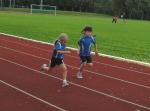 Die j&uuml;ngsten Sportlerinnen Fabienne S&auml;misch (l.) und Nina Ritter k&auml;mpften um den Sieg im 50m Lauf der Altersklasse 6.  