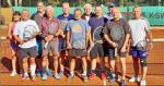 Die zwölf Teilnehmer beim „Schleifchenturnier“ der Gaensefurther Sportbewegung: Annett Konze, Reiner
Christoph, Raymund Michalak, Hartmut Roscher, Dieter Naumann, Hans Georg Schneider, Jürgen Nordmann,
Frank Müller, Ulf Gothe, Ingo Becker und Tino Hartmann (von links). Die zwölf Teilnehmer beim „Schleifchenturnier“ der Gaensefurther Sportbewegung: Annett Konze, Reiner
Christoph, Raymund Michalak, Hartmut Roscher, Dieter Naumann, Hans Georg Schneider, Jürgen Nordmann,
Frank Müller, Ulf Gothe, Ingo Becker und Tino Hartmann (von links).