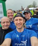 Alexander Topf machte ein Selfie mit Stefan Sindermann, Verena Hildebrandt und Sandra Homann (v.l.) vor dem Start zum 13. Tangerm&uuml;nder Elbdeichmarathon.
