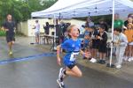 Zieleinlauf im Regen f&uuml;r Emily Siebert nach 2,5 Kilometern: Platz eins in der weiblichen Wertungsklasse unter zehn Jahre, Gesamtplatz zwei bei den Frauen, Platz zw&ouml;lf Gesamt.