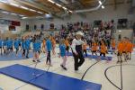 Adi versteht es trotz seines hohen Alters, zahlreiche Kinder mit sportlichem Ehrgeiz und viel Spa&szlig; gegeneinander antreten zu lassen.