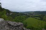 Nur Renate Liedtke schummelt sich am Streckenposten vorbei und genießt für einen Moment die Aussicht in das Saaletal. Nur Renate Liedtke schummelt sich am Streckenposten vorbei und genießt für einen Moment die Aussicht in das Saaletal.
