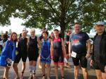 W&auml;hrend Emily Siebert und Jens-Uwe B&ouml;rner in Zeitz um die begehrten Wertungspunkte im Landescup liefen, starteten andere Bode-Runners der Gaensefurther Sportbewegung beim 5. Salzlandsparkassentriathlon am L&ouml;derburger See: Claudia Geist, Stefan Sindermann, Renate Liedtke, Sabine B&ouml;rner und die Staffelteilnehmer „Is Egal“ mit Jacqueline Wilke, Dirk Hischke und Jens Kunkel (v.l.)