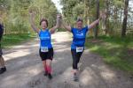 Passte hervorragend zusammen: Der langsame Laufschritt von Sabine B&ouml;rner (li.) und der schnelle Walkingschritt von B&auml;rbel Lallecke trug beide gemeinsam &uuml;ber die Ziellinie in Angern…

