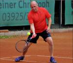 Steffen Mattheis sicherte den Herren 50 auf heimischem Platz den einzigen Matchpunkt gegen den TC Rot-Wei&szlig; Halberstadt.