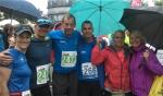 Katrin Winkler-Hindricks (li.), Josef Hindricks (2473) und Dirk Meier (266) von der Gaensefurther Sportbewegung, warteten im Regen auf ihren Start.