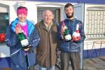 Die schnellsten auf der 7,5 km-Strecke waren in Atzendorf Ina Schöler  und Rinaldo Schielke, hier mit Sponsor Johann Hauser (mitte) Foto: Karl Seidel