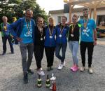 Gewinner waren sie alle, als am vergangenen Freitag der letzte Walker wieder den Sportplatz in Neuborna erreichte. Eingerahmt von den starken Gaensefurther Männern Josef Hindricks und Rinaldo Schielke, strahlen Janine Wuwer, Kirsten Geist, Katrin Winkler-Hindricks und Sandra Homann mit ihren erlaufenen Trophäen um die Wette (v.l.n.r.). 