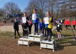 Stolz glänzte die frisch gelaufene Bezirksmeisterin im Crosslauf, Emily Siebert (Mitte), in Wolmirstedt mit der Sonne um die Wette.