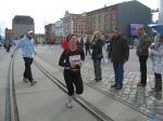 Es ist bald geschafft. Sabine Börner wird auf der Marathon-Strecke von den anderen Bode-Runners noch mal kräftig angefeuert.