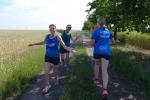 Während Anke Delius und Elmar Swiniartzki (Aschersleben) noch auf dem Weg zum Gedenkstein an der L72 waren, kamen ihnen Kirsten Geist und Henrik Böhme nach der Wende bereits wieder entgegen. 