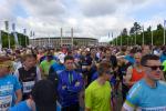 Dichtes Gedränge von 11000 Teilnehmern, die gemeinsam am Olympiastadion starteten.  