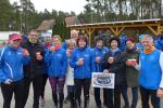 Standesgemäß mit dem Glühwein zur Erwärmung in der Hand, bevor es auf die Strecke ging (Kathleen und Nico Mahler, André und Kirsten Geist, Lütza Hemmecke, Lutz Klauß, Sylvia Köhn, Hilde Gaede, Sabine Börner, Birgit Herrmann und Jens-Uwe Börner v.l.).