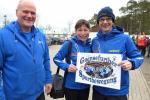 Bode-Runners-Chef Lutz Klauß übergibt den Veranstaltern des SV Angern die Glückwünsche der Gaensefurther Sportbewegung zu ihrer Jubiläumsveranstaltung.