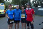 Kurz vor 5:00 Uhr zum Start über die 100 Kilometer des Thüringen Ultra. Sabine Börner und Elke Musial mit den Startnummern werden die ersten zwei Etappen bis Kilometer 54 laufen, Jens-Uwe Börner und Juliane Meyer begleiten die Läufer mit dem Rad. Dann wird gewechselt und Sabine und Elke fahren die Räder auf den letzten 46 Kilometern, Jens-Uwe und Juliane laufen dann.
