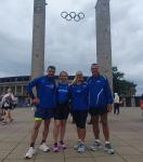 Die Teilnehmer des S25 vor dem Wahrzeichen des Olympiastadions in Berlin: Daniel und Janine Wuwer sowie Claudia und Dirk Meier (v.l.).