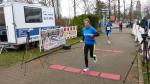 Christa Fümel ist nach 10 km im Ziel. Sie konnte sich über Platz 1 in AK w65 freuen.