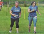 Bärbel Lallecke (l.) und Kathleen Mahler walkten die sieben Kilometer rund um Eickendorf.