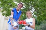 Für Kirsten Geist (l.) als Gesamtdritte der Damen auf den fünf Kilometern gab es in Zeitz neben einem Getränk sogar ein Preisgeld.