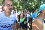 Francesco Navarra und dahinter Lina Epperlein vor dem Start über 21,1 Kilometer an der schönen Saale entlang.