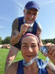 Zwei tolle Medaillen gab es für Nancy und Olaf Bothe nach 21,1 Kilometern beim Usedom-Marathon.