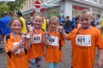 Lina, Jana, Katharina und Sebastian von der Grundschule Förderstedt haben die 1,5 Kilometer vom Stadt-Pokal-Lauf in den Beinen und präsentieren stolz ihre Finishermedaillen