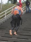 Die 97 Stufen nach dem Schwimmen laufend zu erklimmen war eine echte Herausforderung, die beide Teilnehmer glänzend meisterten