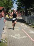 Nach einer Laufstrecke von 6 Kilometer läuft Martin als Sieger seiner Altersklasse durchs Ziel.