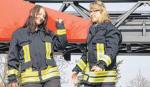 Auf der Drehleiter der Egelner Feuerwehr tanzten Sarah Wettin (l.) und Laura Mosel (r.).