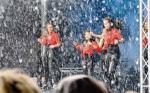 Ein kräftiger Regenschauer beim Salzlandfest kann die Tänzerinnen nicht aus dem Konzept bringen. Foto: Volksstimme