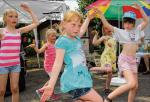 Die Popmäuse gaben alles bei ihrem Tanz zum 60. Geburtstag der Einrichtung. Regelmäßig trainieren die kleinen Tänzerinnen in der Kinderund
Jugendeinrichtung für ihre Auftritte. Foto: Volksstimme vom 06.07.2015
