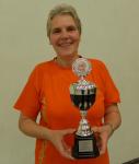 Renate Liedtke mit dem Pokal für den 2. Platz in der Mannschaftswertung beim Solvaycup. Außerdem wurde sie hinter Vereinskollegin Heidi Rabenstein auch  in Altersklasse w60 Zweite.  
